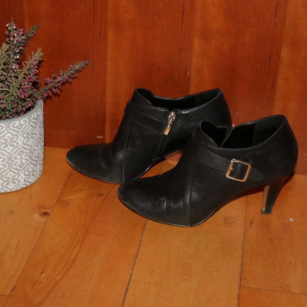 Vince Camuto Vonilesa  Black Leather w Strap & Buckle Low Ankle Booties Sz 7